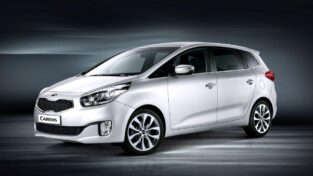 kia carens front quarter