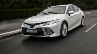 jak zajet nové auto, toyota camry